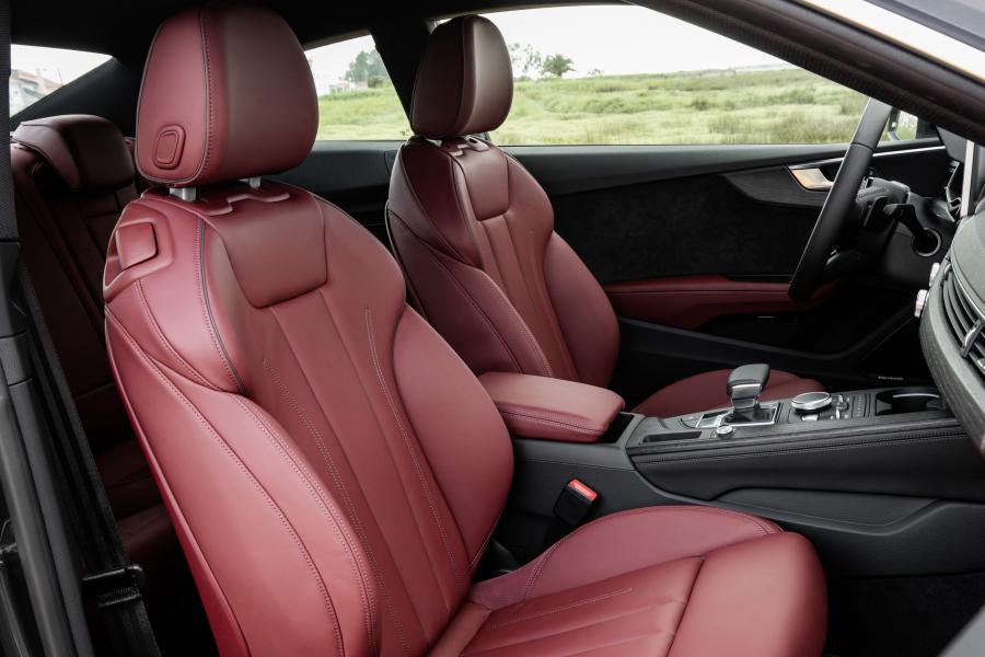 Интерьер Audi A5 Coupe 2.0 TDI 2016 года  (WW) (фото 7 из 12)